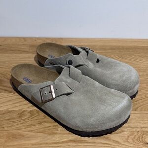 Birkenstock Boston size 9 Taupe Suede Clogs with Buckle